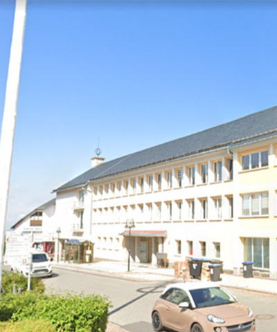 Das Gebäude von PflegeWIR in Neuhaus am Rennweg im Thüringer Wald.
