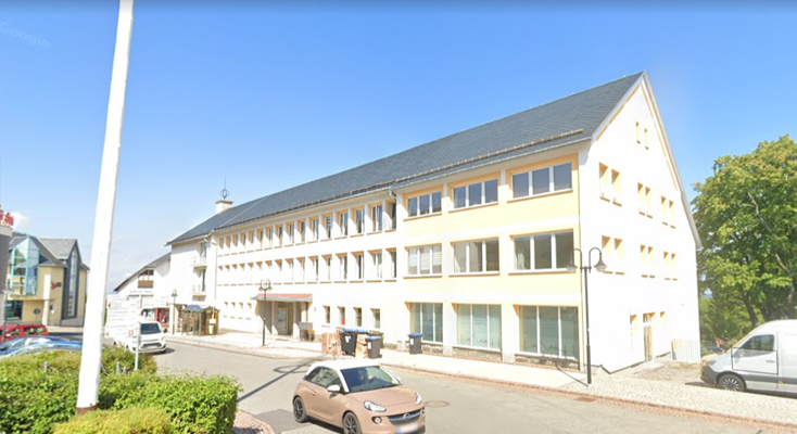 Das helle, moderne Gebäude des Pflegedienstes PflegeWIR in Neuhaus am Rennweg im Thüringer Wald.