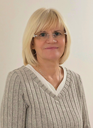 Sylvia König, die Pflegedienstleitung von PflegeWIR in Neuhaus am Rennweg, blickt freundlich in die Kamera.