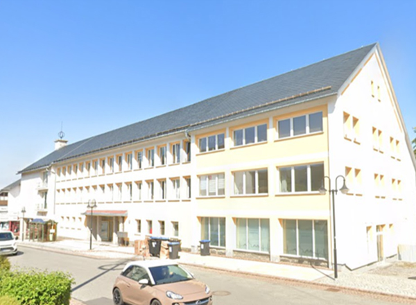 Das Gebäude von PflegeWIR in Neuhaus am Rennweg – Standort für ambulante Pflege und betreutes Wohnen im Thüringer Wald.