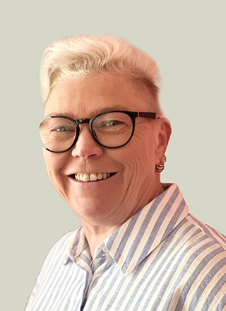 Anke Rudolph, die Pflegedienstleitung von PflegeWIR in Straußfurt, lächelt freundlich in die Kamera.